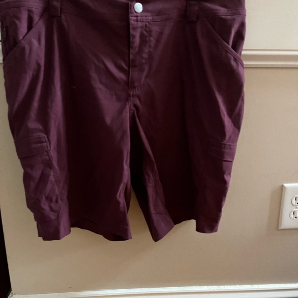 Burgundy size 14 Duluth Trading women’s cargo shorts